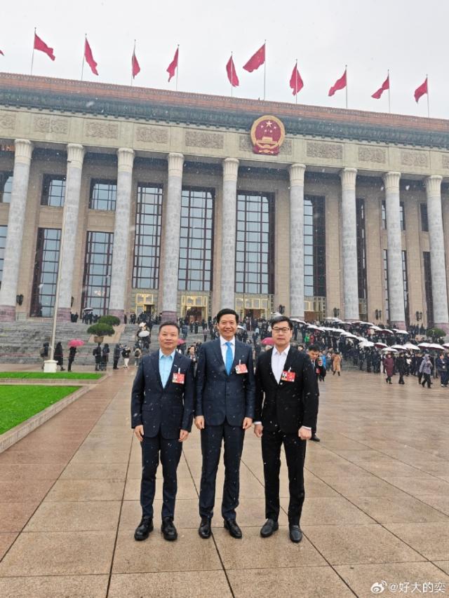 4일 오후 양회가 개막한 중국 베이징 인민대회당 앞에서 왼쪽부터 허샤오펑 샤오펑 회장 레이쥔 샤오미 회장 야오징보 58퉁청 회장이 기념사진을 촬영하고 있다사진웨이보 
