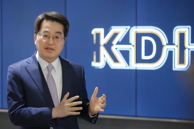 세종시 한국개발연구원에서 열린 재정사업평가 분과위원회 참석을 마치고 내용을 설명하는 김동연 지사 모습 사진경기도