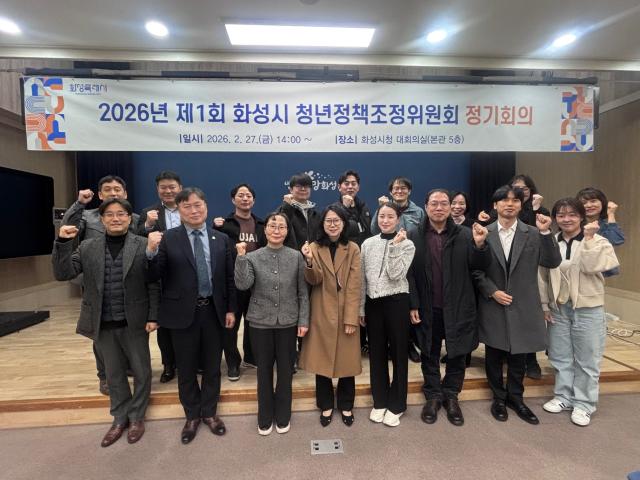 화성시 청년정책조정위원회 위원들이 회의 후 기념촬영을 하고 있다 사진화성시