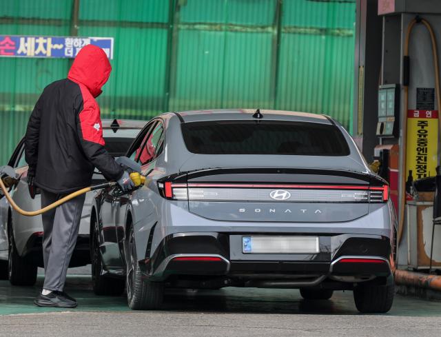 An employee refuels a vehicle at a gas station in Seoul on March 52026 AJP Yoo Na-hyun