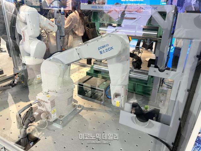 포스코 DX의 피지컬 AI가 사람 대신 공정 작업을 하는 모습이다 사진정보운 기자