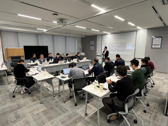 유진기업 ‘AI Intensive’ 과정 참가자들이 AI를 활용한 경영 전략 수립 및 데이터 분석 실습 교육을 받고 있다사진제공유진그룹