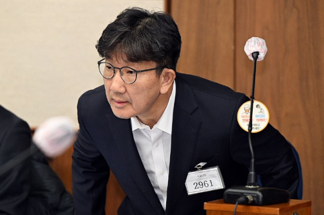 권성동 국민의힘 의원이 지난해 11월 3일 서울 서초구 서울중앙지법에서 열린 통일교로부터 불법 정치자금을 수수한 혐의 사건 1차 출석해 자리에 앉고 있다 사진연합뉴스