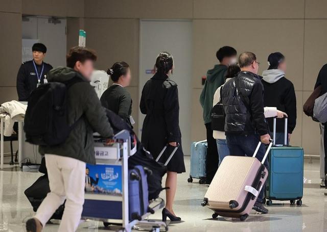 미국·이스라엘이 이란을 공격하며 중동 정세가 악화하는 가운데 5일 중동을 방문했던 여행객 및 기타 이용객들이 인천국제공항 제2여객터미널을 통해 입국하고 있다 사진연합뉴스
