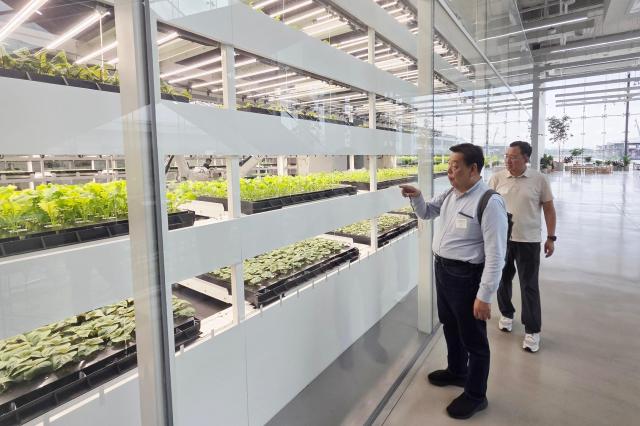 가세로 태안군수 5일 싱가포르 견학 대상지를 방문한 모습사진태안군