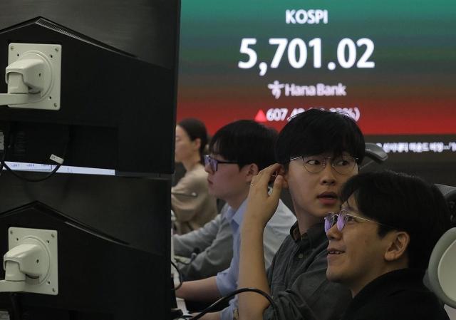 5일 오전 서울 중구 하나은행 본점 딜링룸에서 딜러가 업무를 보고 있다 사진연합뉴스

