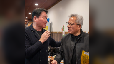 최태원 회장 첫 GTC행, 젠슨 황과 재회…AI 반도체 동맹 굳히기 총력