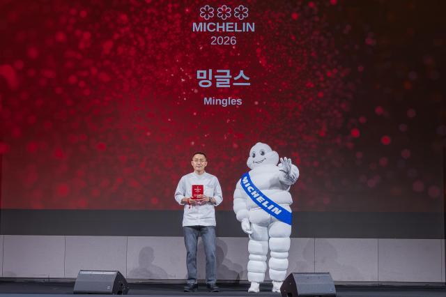 미쉐린3스타 레스토랑에 선정된 밍글스 강민구 셰프가 기념촬영을 하고 있다 사진미쉐린가이드