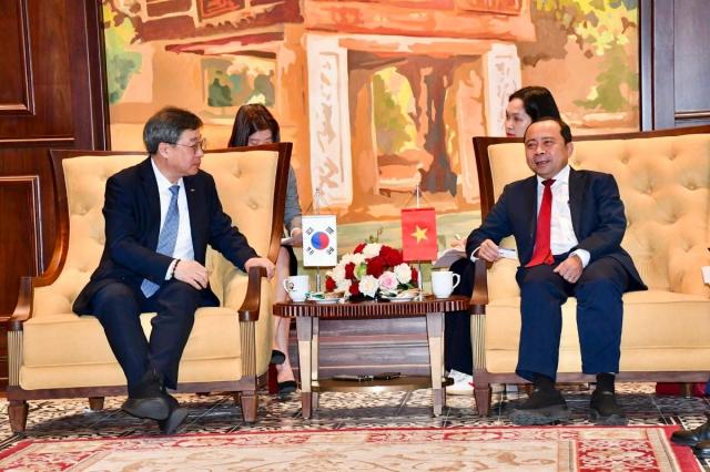 부하이꽌 베트남 과학기술부 상임차관이 박윤규 정보통신산업진흥원NIPA원장이 회담하는 모습 사진NIPA