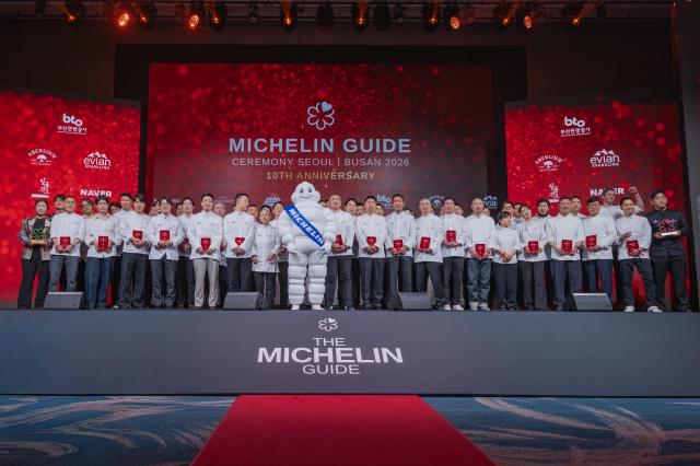 미쉐린 스타 레스토랑 관계자들이 단체사진을 촬영하고 있다 사진미쉐린가이드