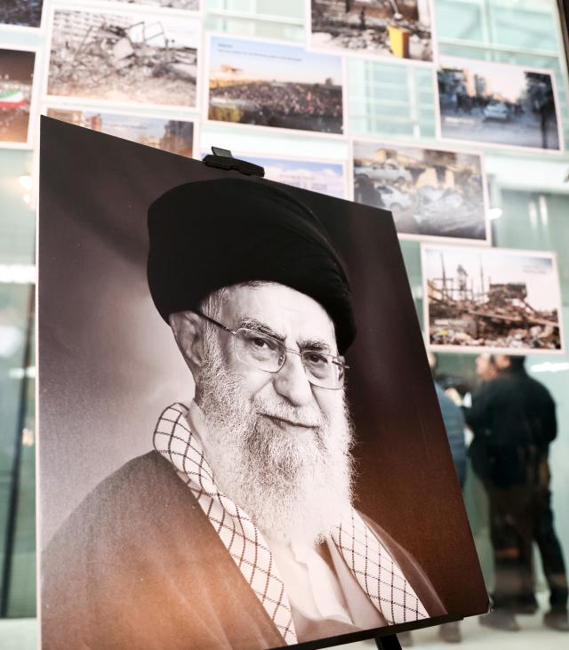  5일 서울 용산구 한남동 주한이란대사관에 미군과 이스라엘의 공습으로 사망한 아야톨라 알리 하메네이의 초상이 걸려 있다사진연합뉴스
