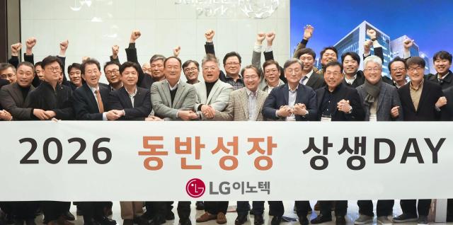 문혁수 LG이노텍 대표 등 주요 임원진들이 5일 서울 강서구 LG사이언스파크에서 주요 협력사 관계자들과 2026 동반성장 상생데이를 개최했다 사진LG이노텍