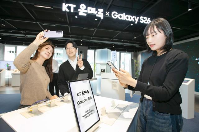 고객들이 KT 광화문빌딩 웨스트 2층 KT온마루X갤럭시 S26 팝업을 이용하고 있다 사진KT