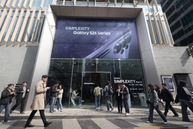 LG유플러스가 서울시 강남구 일상비일상의틈by U+에서 갤럭시 S26 시리즈와 협업해 진행 중인 SIMPLEXITY PartⅡ  AI 인간 그리고 예술 전시장 사진LG유플러스