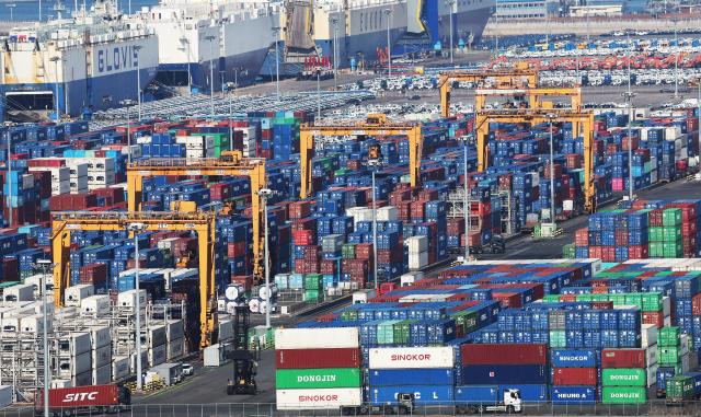 Exports feed black in Koreas C/A surplus for 33rd month in Jan, U.S. stock invest narrows