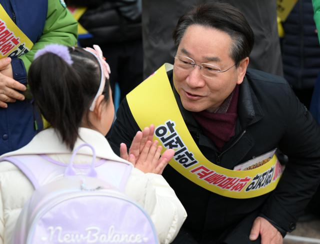 유정복 인천광역시장이 6일 구월서초등학교에서 열린 어린이 교통안전 캠페인에서 학생들과 인사하고 있다 사진인천시