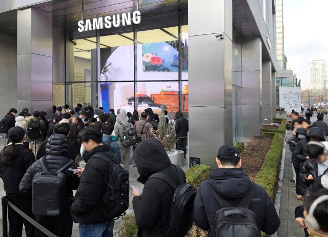 갤럭시 S26 시리즈 사전 예약자들이 제품 수령을 위해 대기하고 있는 모습 사진삼성전자