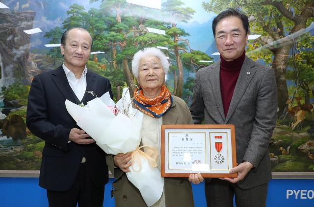 왼쪽부터국제대학교 임지원 총장 이군자 어르신 평택시 정장선 시장이 기념사진을 찍고 있다 사진평택시