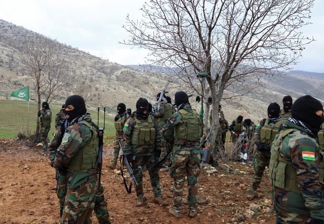 지난 2월 12일 이라크 아르빌 외곽의 한 기지에서 이란계 쿠르드족 정당인 쿠르드자유당PAK 소속 전사들이 훈련하는 모습 사진 로이터 연합뉴스
