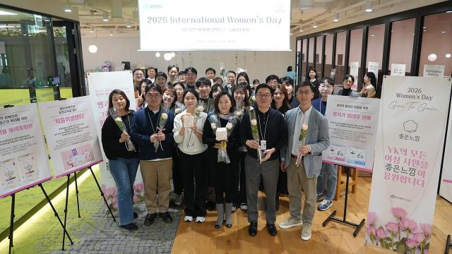 이제훈 유한킴벌리 대표이사앞줄 오른쪽 2번가 세계여성의날을 이틀 앞둔 6일 서울 송파구 본사에서 임직원에게 여성 인권과 노동권을 상징하는 장미와 빵을 제공한 뒤 직원들과 기념촬영을 하고 있다 사진유한킴벌리