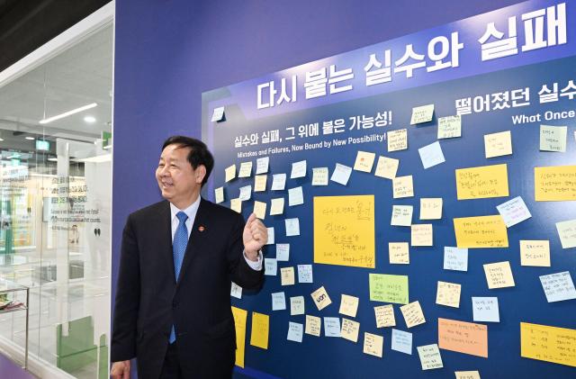 구윤철 부총리 겸 재정경제부 장관이 3월 6일 청년 재도전 창업 관련 현장방문으로 대전스타트업파크를 방문 관계자로부터 재도전 창업지원 추진현황 및 성공사례 설명을 듣고 있다 사진재정경제부