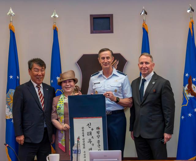 인도태평양사령부구성군사방문 슈나이더 대장 작명식 사진한미동맹친선협회 제공