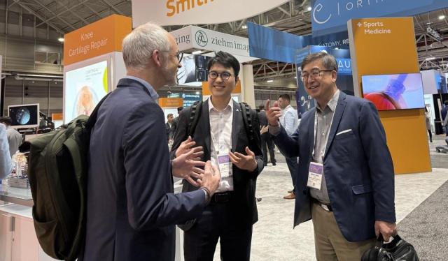 코오롱티슈진 전승호 노문종 대표가 2026 미국 정형외과학회AAOS에 참가해 현장 미팅을 진행하고 있다 사진코오롱티슈진