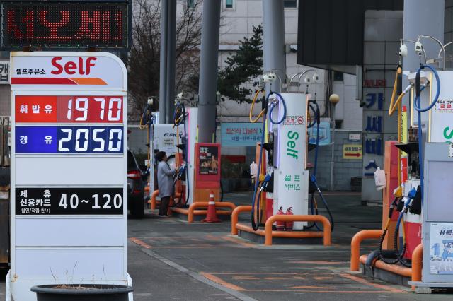 [ABC 뉴스룸] 서울 평균 휘발유 값 1900원대 진입…가격상한제로 잡힐까