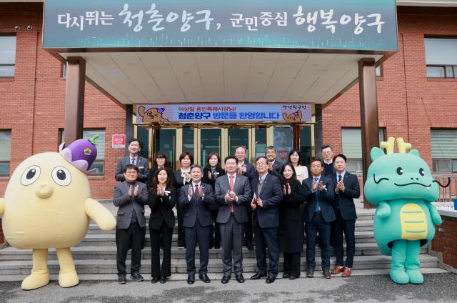 양구군청앞에서 이상일 시장과 참석자들이 기념 사진을 찍고 있다