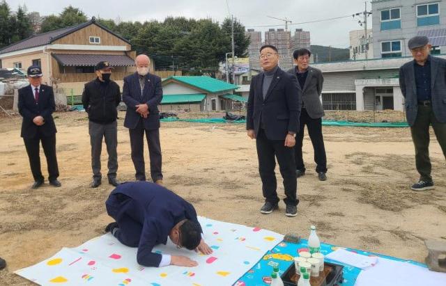 기장군 보훈단체협의회에서 보훈회관 건립 무사건립 기원제를 진행하고 있다사진기장군