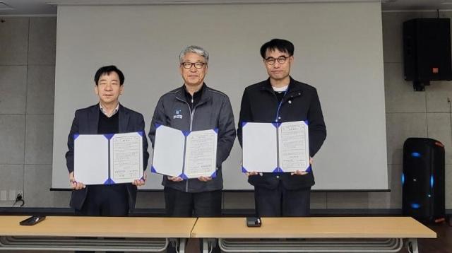 왼쪽부터한성무 기장문화예절학교 관장 최병무 기장군보건소장 황동욱 기장군청소년수련관장사진기장군