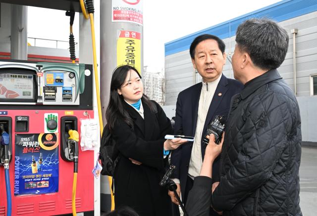 구윤철 부총리 겸 재정경제부 장관이 3월 6일 오후 대전광역시 소재 SK KH에너지 하이웨이 주유소를 방문 주유소 관계자와 유류 거래량 등 현장상황 대화를 나누고 있다 사진재정경제부