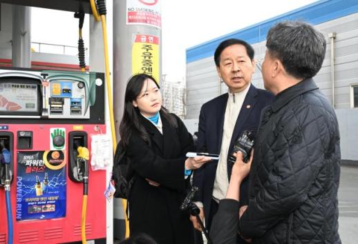주유소 찾은 구윤철 부총리 매점매석 불법행위 단호하게 대응할 것