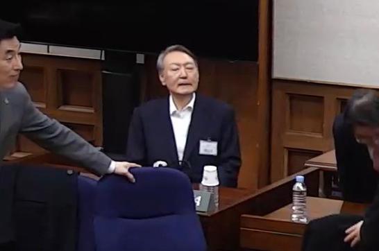 윤석열 전 대통령이 2월 19일 서초구 서울중앙지방법원에서 열린 12·3 비상계엄 관련 내란 우두머리 혐의 1심 선고공판에 출석하고 있다 이날 서울중앙지법 형사합의25부지귀연 부장판사는 윤 전 대통령에게 무기징역을 선고했다사진서울중앙지법