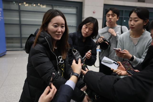 주이란대사관 직원이 5일 인천국제공항 제1여객터미널을 통해 귀국하며 인터뷰하고 있다사진연합뉴스