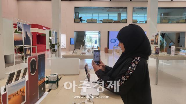 사우디 리야드 화웨이 매장에서 사우디 현지 소비자가 최신 폰을 직접 체험해보고 있다 사진배인선 기자