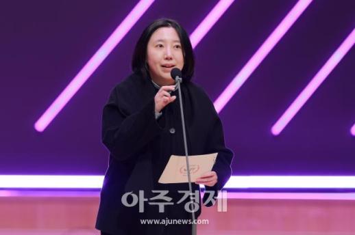 [포토] WAIFF Seoul 2026 수상자 발표하는 장영엽 씨네21대표