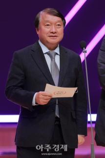 [포토] WAIFF Seoul 2026 수상자 발표하는 ​​​​​​​이강덕 KBS N 사장