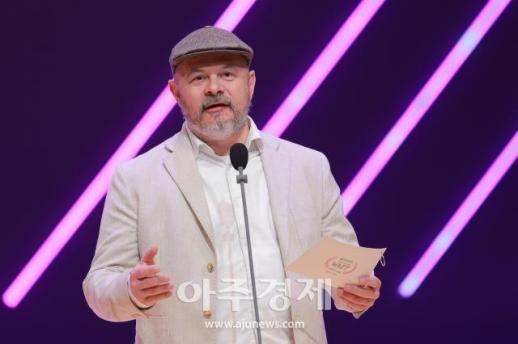 [포토] WAIFF Seoul 2026 수상자 발표하는 Dacid Defendi Genario & Genario Studio 공동 창립자