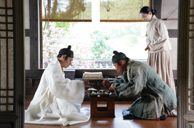 A scene from the Kings Warden featuring Yoo Hae-jin Showbox