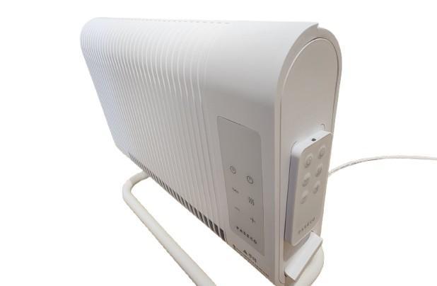 파세코 포시즌 욕실히터는 리모컨으로 멀리서도 손쉽게 작동시킬 수 있다 제품 옆면에 부착이 가능해 분실 우려도 적다 사진조현미 기자
