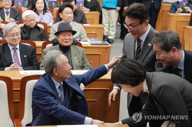권노갑 김대중재단 이사장이 6일 백인평전 기념회에서 김민석총리와 인사하고 있다  사진연합뉴스