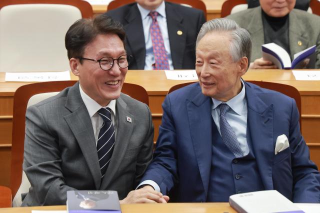 권노갑 백인평전 출판기념회서 만난 권노갑 이사장과 김민석 총리사진연합뉴스
