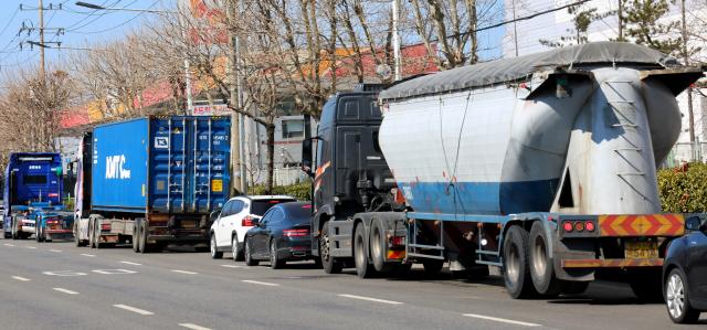 주유소 앞에 길게 늘어선 대형화물차량들
    인천연합뉴스 임순석 기자  미국과 이스라엘의 이란 공습 여파로 국내 주유소 휘발유와 경유 가격이 가파르게 상승하고 있는 가운데 7일 인천 중구의 한 주유소 앞에 저렴한 가격의 주유소를 찾는 대형화물차량들이 늘어 서 있다 202637