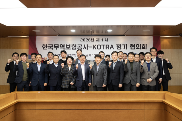 박진식 한국무역보험공사 부사장앞줄 오른쪽에서 네번째과 이희상 코트라 수석부사장앞줄 오른쪽에서 다섯번째이 지난달 26일 서울 종로구 한국무역보험공사 본사에서 열린 ‘한국무역보험공사-코트라 정기 협의회’에서 기념 촬영을 하고 있다 사진한국무역보험공사