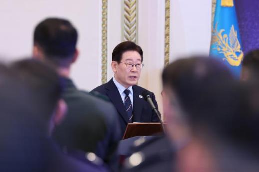 美외교지 李대통령 인기 비결, 겸손한 섬김…성과 중시 통치