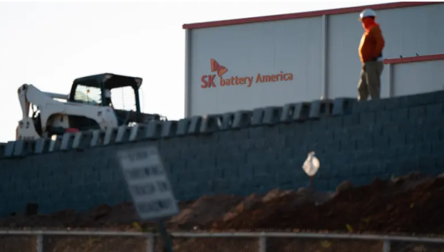 2020년 10월 미국 조지아주 커머스에서 26억 달러 규모로 건설이 진행 중인 SK배터리아메리카 배터리 공장 이 공장은 전기차 시장 둔화와 완성차 업체 전략 변화 속에 최근 전체 인력의 약 3분의 1에 해당하는 958명을 감원한다고 발표했다 연합