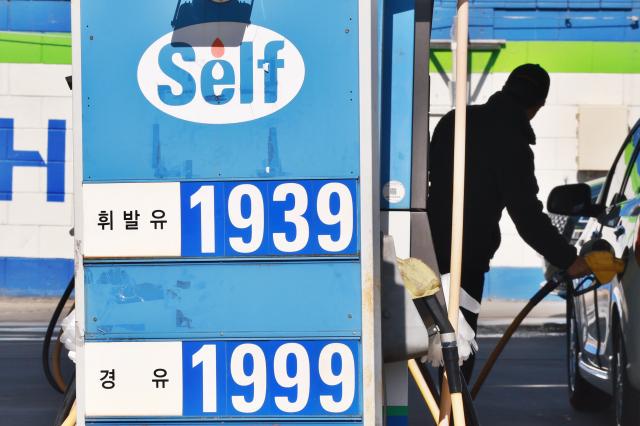  미국·이스라엘과 이란 전쟁 충격 여파로 국내 주유소 기름값이 상승한 8일 오후 서울의 한 주유소에 유가 정보가 표시되어 있다 사진연합뉴스