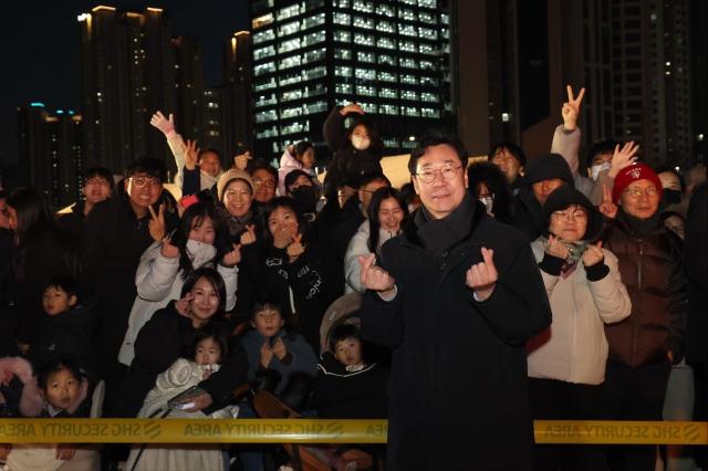 정명근 화성특례시장과 시민들이 정월대보름을 기념하고 있다 사진화성시