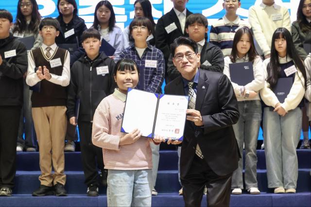 윤성진 제1부시장가운데 오른쪽이 위촉장을 수여하고 있다 사진화성시